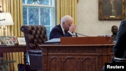 Presidenti amerikan, Joe Biden gjatë bisedës telefonike me homologun e tij ukrainas, Volodymyr Zelenskiy.