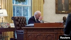 Presidenti amerikan, Joe Biden duke biseduar me presidentin ukrainas, Volodymyr Zelenskiy. 9 dhjetor 2021. 