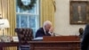 Președintele SUA, Joe Biden, aici într-o discuție telefonică cu președintele ucrainean, Volodimir Zelenski, în Biroul Oval de la Casa Albă, din Washington