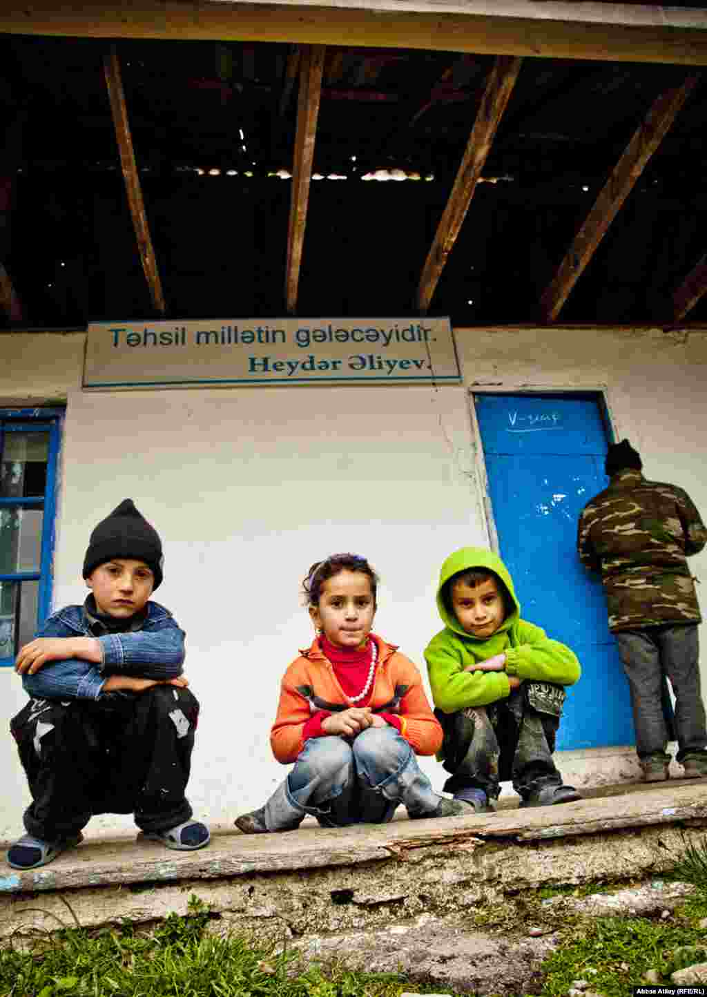 Ağsu rayonunun Qaravəlli kəndi. Orta məktəbin giriş hissəsi. 