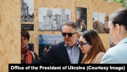 Перший заступник керівника Офісу президента України Сергій Кислиця у Лаврі з американською блогеркою Лорою Лумер, Київ, 22 липня 2026 року