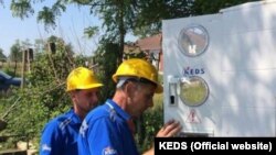 Meštani sa severa Kosova nisu dobijali ni račune za struju jer službenici iz sektora energetike (na fotografiji tokom jedne od intervencija na mreži) nisu imali pristup tamošnjim domaćinstvima