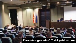 Министерот за здравство Венко Филипче и деканката на Медицинскиот Факултет во Скопје, проф. д-р Соња Топузовска, на средба со студентите од шестта година по општа медицина