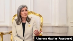 Senatorja amerikane, Joni Ernst, gjatë takimit me ushtruesen e detyrës së presidentes së Kosovës, Albulena Haxhiu.