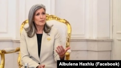 Američka senatorka Džoni Ernst tokom sastanka sa vršiteljkom dužnosti predsednika Kosova Aljbulenom Hadžiju.