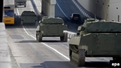 Нові самохідні артилерійські установки, надані сепаратистам, їдуть Донецьком, фото 27 квітня 2015 року