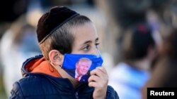 Washington, un copil participând la ceremoniile marcând începutul sărbătorii evreiești a luminii, Hanuka în apropierea Casei Albe, 10 decembrie 2020. 