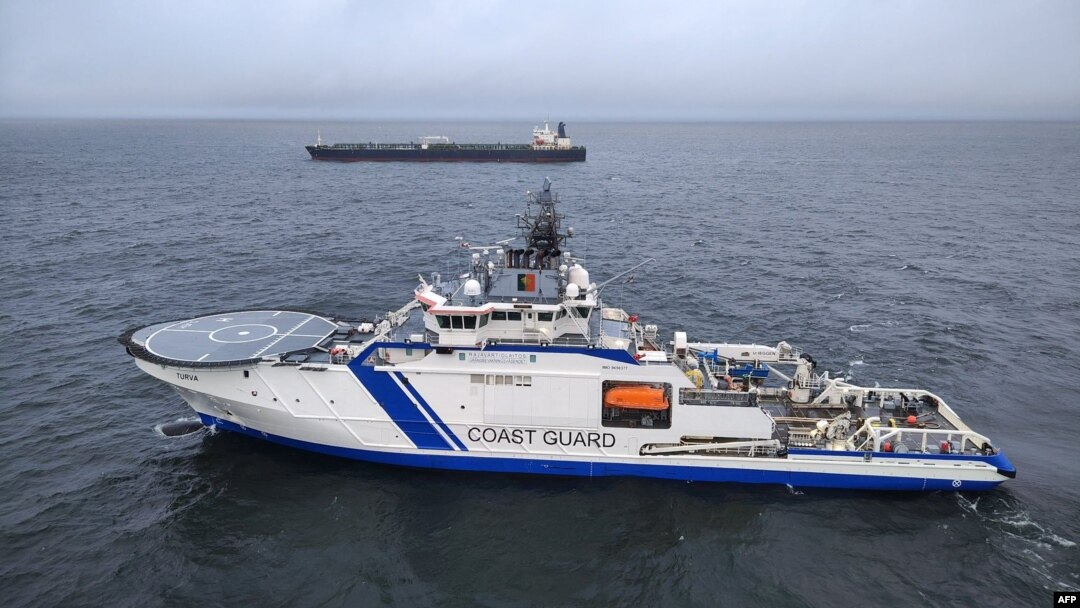 Корабль финской пограничной службы Turva и нефтяной танкер Eagle S в море возле полуострова Порккала Ниэми, 26 декабря 2024 года