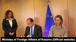 Ministar spoljnih poslaova Kosova Enver Hodžaj prilikom jednog od ranijih susreta sa Federikom Moherini u Briselu 