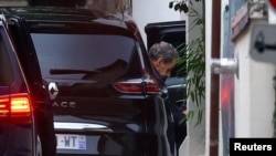 Түрмеден босап шыққан экс-президент Николя Саркози үйіне жетіп, көліктен түсіп жатыр. Париж, 10 қараша, 2025 жыл.