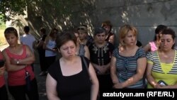 Հայաստանյան ձեռնարկություններից մեկի աշխատակիցների բողոքի ցույցը՝ իրենց մի քանի ամսվա աշխատավարձը վճարելու պահանջով, արխիվ