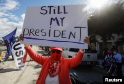 Сторонники Трампа проводят пикеты во Флориде