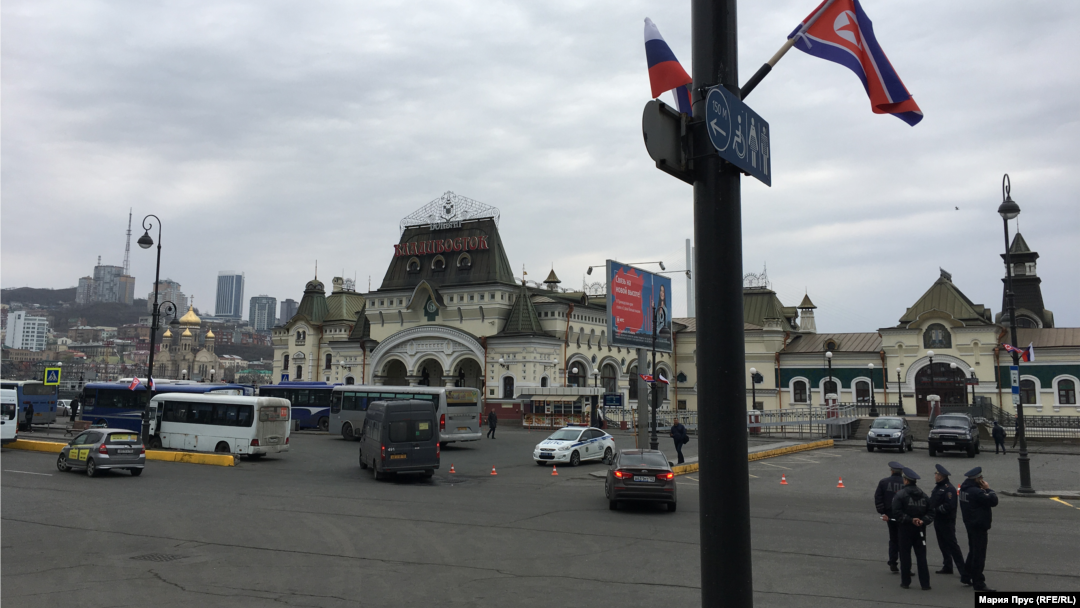 Владивостоктогу Орусиянын жана Түндүк Кореянын желектери.