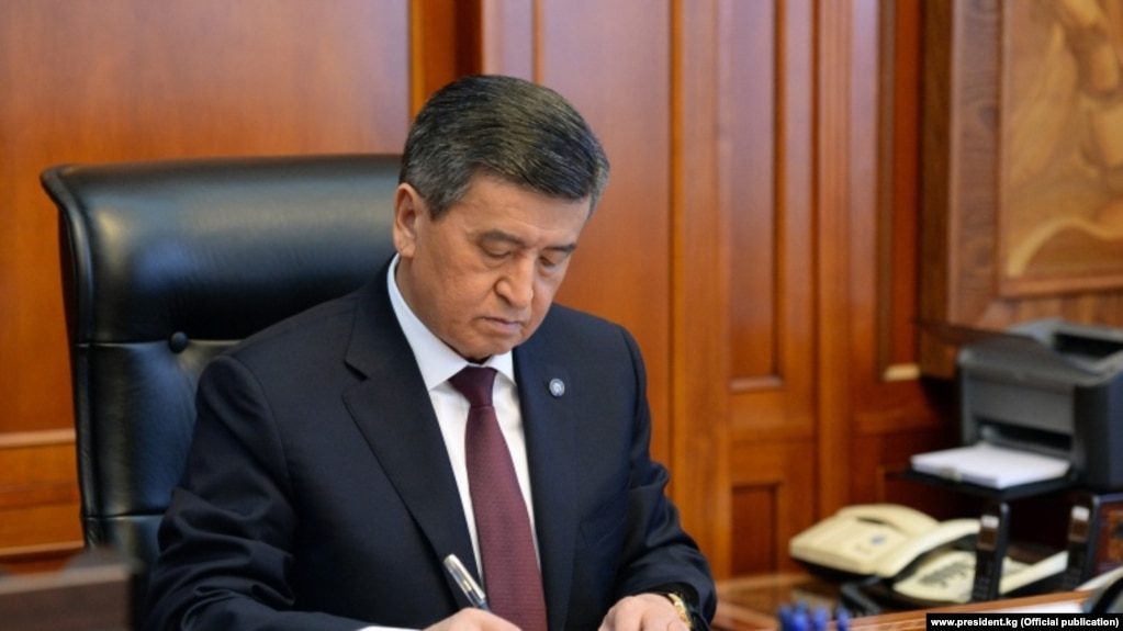 Президенти Қирғизистон омода аст, баъди интихоботи порлумонӣ ба истеъфо равад