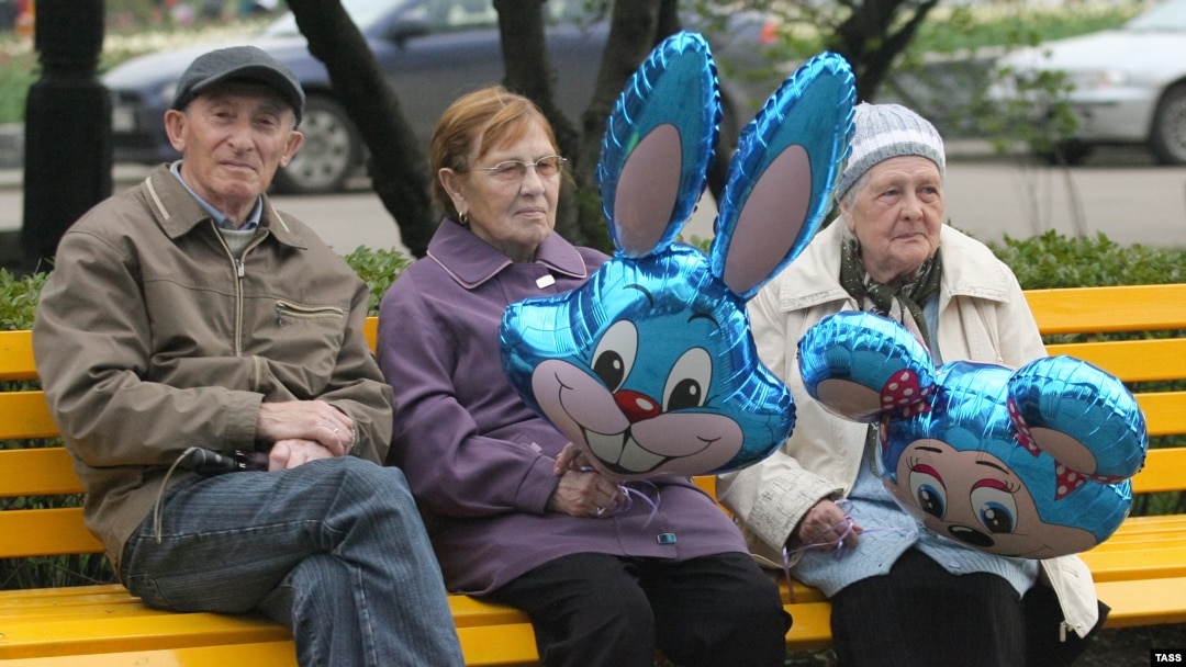 Пожилые люди на скамейке в Нескучном саду, 2010. Фото ИТАР-ТАСС/ Александра Мудрац
