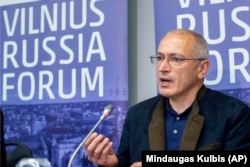 Mikhail Khodorkovsky speaks in Vilnius at a forum in August 2021.