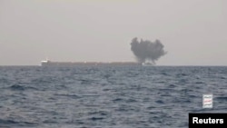دود ناشی از هدف قرار گرفتن یک کشتی در دریای سرخ توسط حوثی‌های یمن مورد حمایت ایران