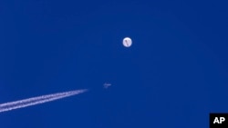 Një avion luftarak duke flutuar pranë balonës kineze të rrëzuar në Oqeanin Atlantik. 4 shkurt 2023.
