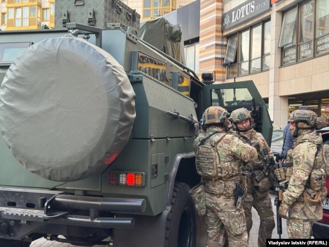 Супермаркет, де поліція ліквідувала чоловіка, який відкрив стрілянину на вулиці в Києві, 18 квітня 2026 року