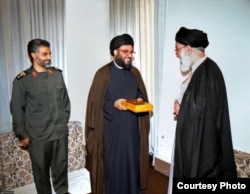 Qassem Soleimani (stânga), Nasrallah (centru) și Khamenei au format ceea ce experții au spus că este „nucleul” strategiilor regionale ale Iranului.