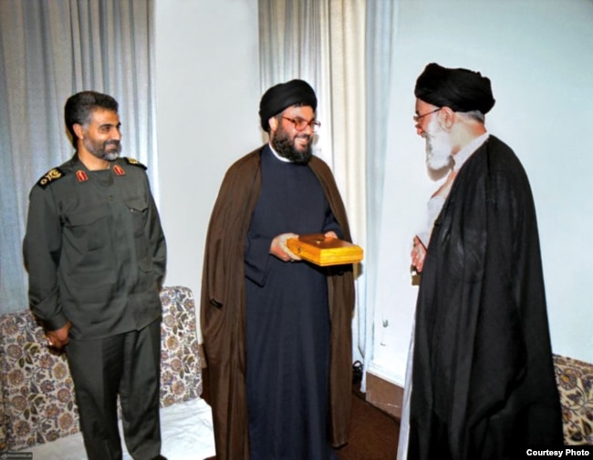 Qassem Soleimani (majtas), Nasrallah (në mes) dhe Khamenei formuan atë që ekspertët thanë se ishte "bërthamë" e strategjive rajonale të Iranit.