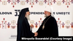 Mitropolitul Basarabiei Antonie (stânga) și Mitropolitul Moldovei Vladimir, la ședința solemnă consacrată împlinirii a 35 de ani de la proclamarea independenței Republicii Moldova de la sediul Președinției, 26 august 2026.