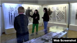 Специалисты еще разбирают полученную коллекцию, но часть экспонатов уже можна увидеть в музее