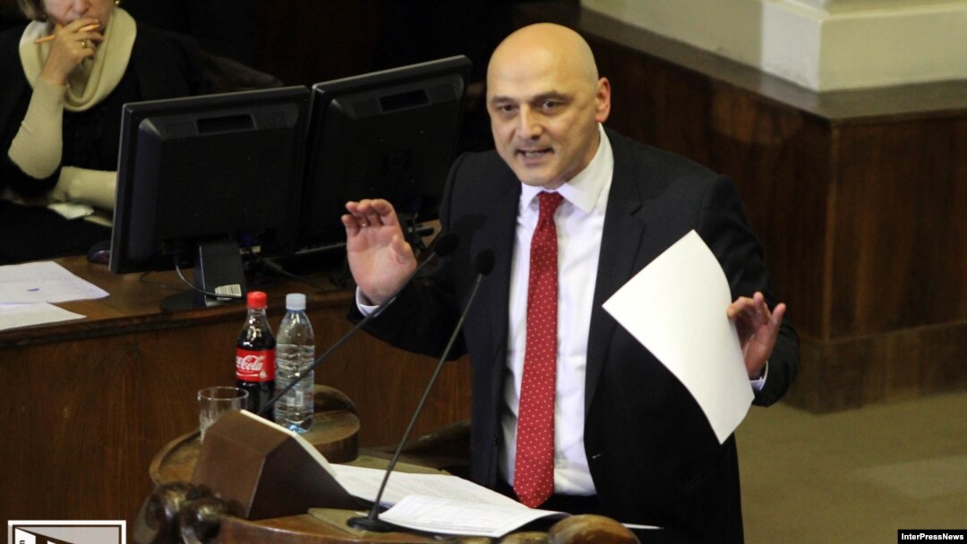 Представляющий оппозицию, депутат грузинского парламента, лидер фракции «Картули даси» Джонди Багатурия сегодня на пленарном заседании парламента вновь вернулся к темам коррумпированности президента и членов его семьи и создания специальной временной коми