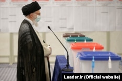Высший руководитель Ирана, Великий аятолла Али Хаменеи на пресс-конференции в Тегеране в день голосования. 18 июня 2021 года