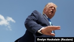 ABŞ prezidenti Donald Tramp Merilenddəki "Endryus" hərbi bazasına çatarkən jurnalistlərin suallarını cavablandırır.