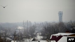 У правій частині кадру – диспетчерська вишка аеропорту Донецька