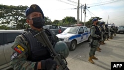 Policia në Guajakil në muajin shtator, kur si pasojë e përleshjeve ishin vrarë dhjetëra të burgosur. 