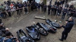 Тела пяти мужчин, обнаруженные в подвале детского санатория в городе Буча после того, как 31 марта город покинули российские военные. Буча, Киевская область, 4 апреля 2022 года