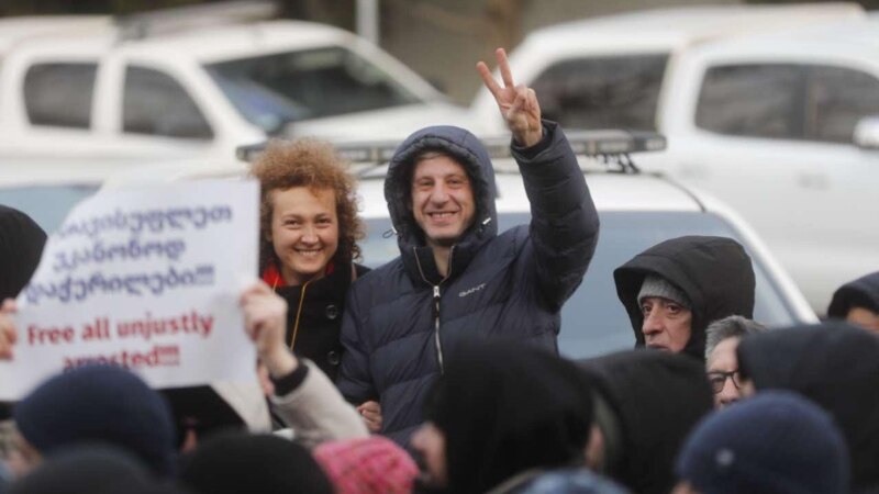 ჟურნალისტ ვასილ ივანოვ-ჩიქოვანს 7 დღით პატიმრობა შეუფარდეს, მის მეუღლეს - 5000-ლარიანი ჯარიმა