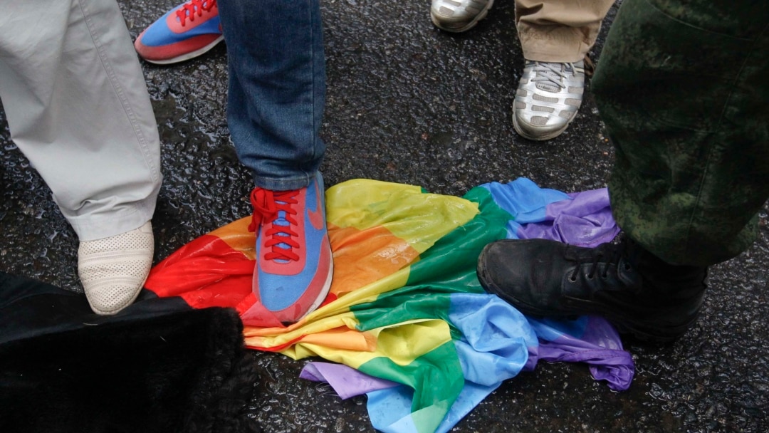 Ол мас әйелін сиқытып жатқанын видеоға түсіреді.