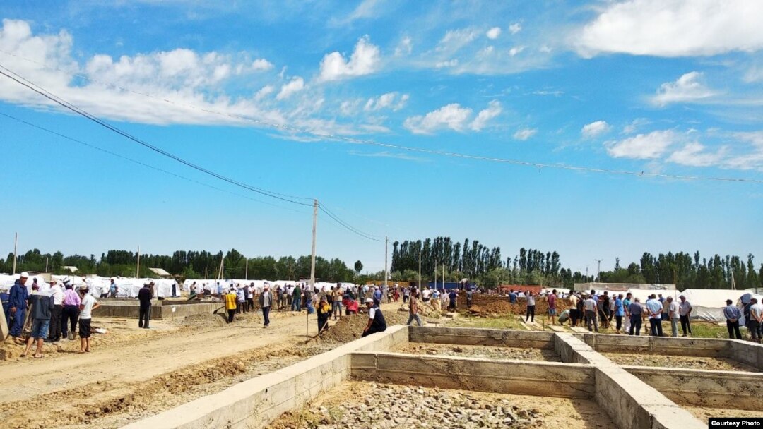Озодликка келаëтган маълумотларга кўра¸ бутун Ўзбекистон бўйлаб "Обод қишлоқ" дастури минглаган давлат хизматчиларинигн текин меҳнатга сафарбар қилиниши эвазига амалга оширилмоқда.