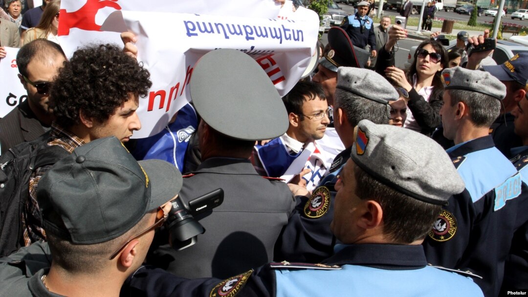 В день инаугурации Сержа Саргсяна в Ереване состоялось альтернативное и протестное шествие, в ходе которого произошли стычки с полицией
