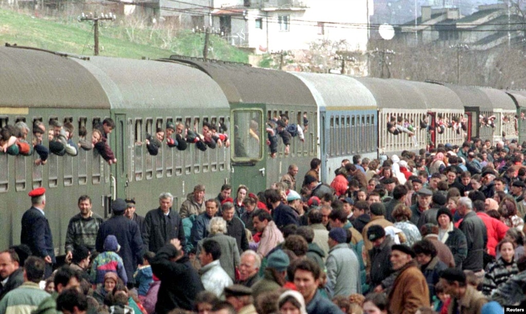 Kosovë: Një tren i mbipopulluar në Prishtinë duke transportuar refugjatë të shumtë shqiptarë, që largoheshin nga Kosova drejt Maqedonisë [tashmë Maqedonisë së Veriut] më 1 prill 1999. Sipas UNHCR, 800 deri 900 mijë shqiptarë janë detyruar të largohen nga vendi gjatë luftës së viteve 1998–1999.Ukrainë: Njerëz që ikin nga pushtimi rus i Ukrainës mblidhen në stacionin e trenit në Lviv, Ukrainë, 9 mars 2022. Rreth 6.9 milionë ukrainas janë detyruar të largohen nga Ukraina që nga fillimi i luftës më 24 shkurt 2022, sipas UNHCR. Ky është numri më i madh i refugjatëve në Evropë që nga Lufta e Dytë Botërore.