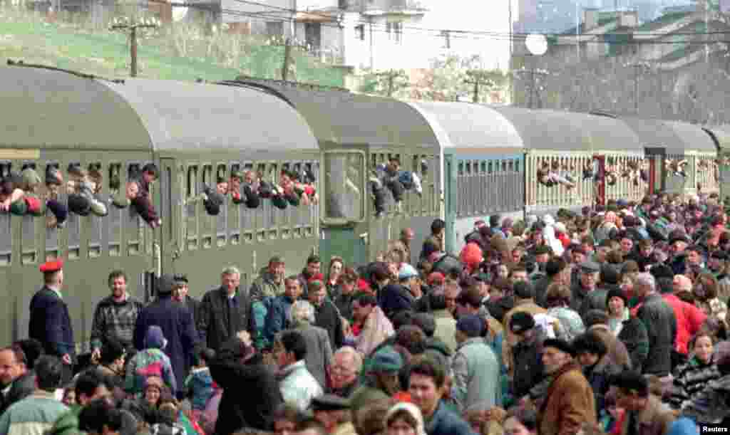 Kosovë: Një tren i mbipopulluar në Prishtinë duke transportuar refugjatë të shumtë shqiptarë, që largoheshin nga Kosova drejt Maqedonisë [tashmë Maqedonisë së Veriut] më 1 prill 1999. Sipas UNHCR, 800 deri 900 mijë shqiptarë janë detyruar të largohen nga vendi gjatë luftës së viteve 1998–1999.Ukrainë: Njerëz që ikin nga pushtimi rus i Ukrainës mblidhen në stacionin e trenit në Lviv, Ukrainë, 9 mars 2022. Rreth 6.9 milionë ukrainas janë detyruar të largohen nga Ukraina që nga fillimi i luftës më 24 shkurt 2022, sipas UNHCR. Ky është numri më i madh i refugjatëve në Evropë që nga Lufta e Dytë Botërore.