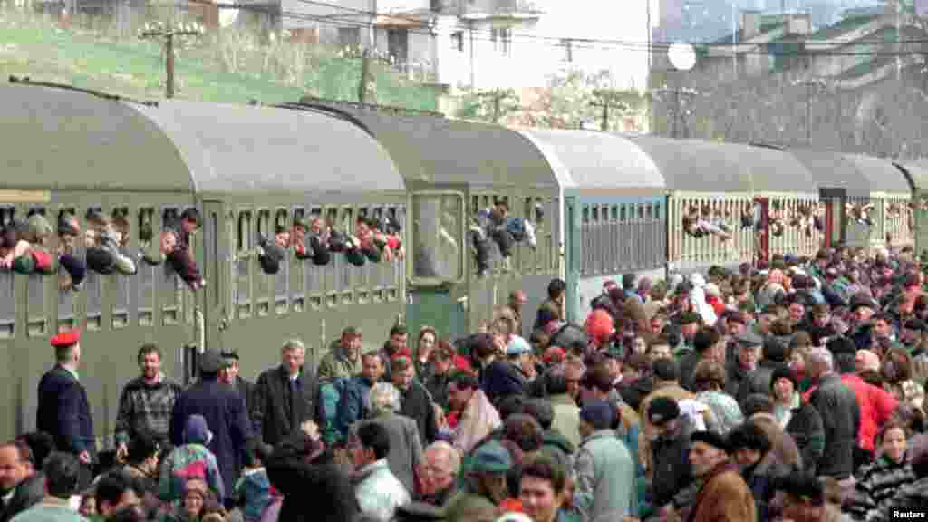 Kosovë: Një tren i mbipopulluar në Prishtinë duke transportuar refugjatë të shumtë shqiptarë, që largoheshin nga Kosova drejt Maqedonisë [tashmë Maqedonisë së Veriut] më 1 prill 1999. Sipas UNHCR, 800 deri 900 mijë shqiptarë janë detyruar të largohen nga vendi gjatë luftës së viteve 1998–1999.Ukrainë: Njerëz që ikin nga pushtimi rus i Ukrainës mblidhen në stacionin e trenit në Lviv, Ukrainë, 9 mars 2022. Rreth 6.9 milionë ukrainas janë detyruar të largohen nga Ukraina që nga fillimi i luftës më 24 shkurt 2022, sipas UNHCR. Ky është numri më i madh i refugjatëve në Evropë që nga Lufta e Dytë Botërore.