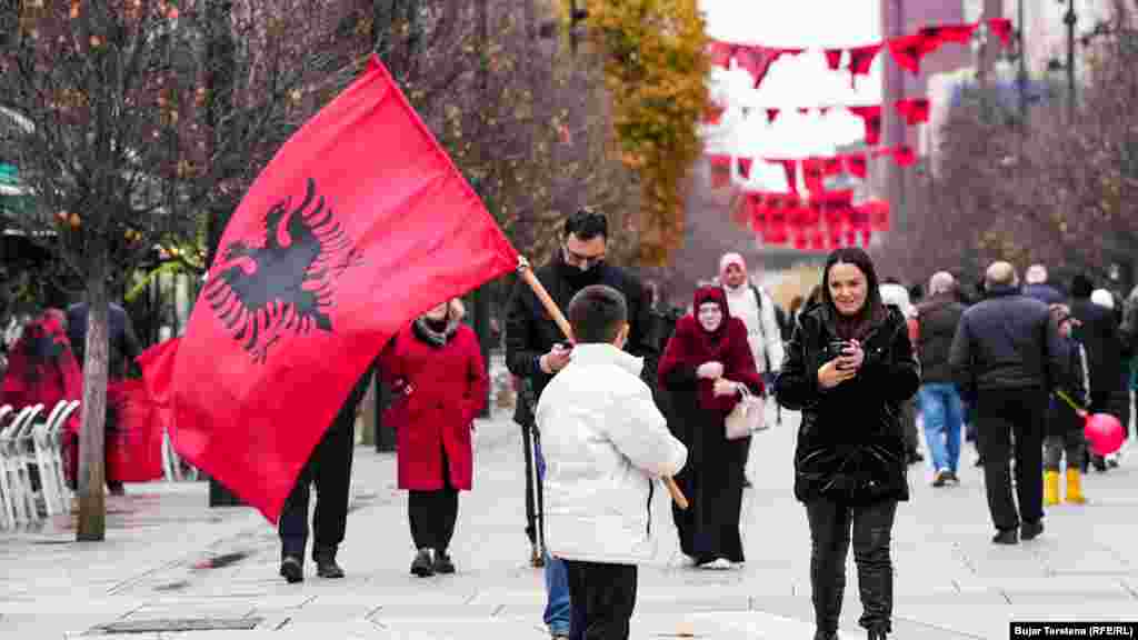 Një fëmijë në Prishtinë valëvit flamurin kombëtar shqiptar. 