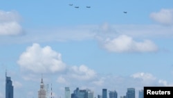 Polonia salută sosirea noilor avioane de luptă stealth F-35 Lightning II, achiziționate recent de la SUA, în cadrul unui survol festiv organizat la Varșovia, pe 12 iunie 2026.