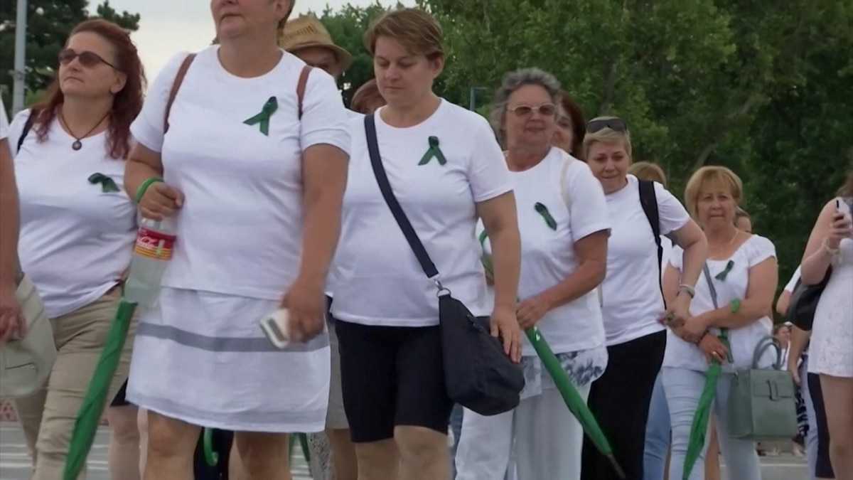 Hungarian Nurses Demand Better Pay To Stop Exodus 9833