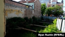  Имотът на ъгъла на „ Дондуков “ и „ Будапеща “, в който е имало проект да се строи хотел, само че в този момент пустее. 