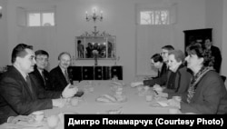 В’ячеслав Чорновіл на зустрічі із держсекретарем США Мадлен Олбрайт і послом Стівеном Пайфером. Фото з архіву Дмитра Понамарчука