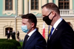 Volodimir Zelenski (stânga) și Andrzej Duda.