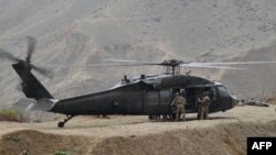 Pamje e një helikopteri të tipit Black Haw gjatë një operacioni