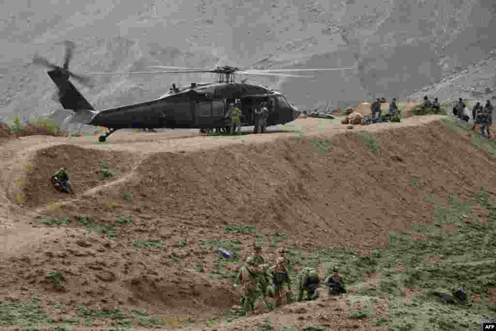 Soldaţi americani &icirc;ntr-o misiune de recuperare a unui elicopter prăbuşit al NATO &icirc;n provincia Nangarhar, Afghanistan.