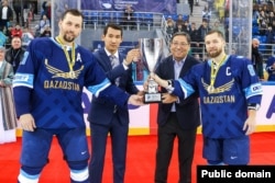 Айваз Оморканов Эл аралык хоккей федерациясынын алкагында өткөн оюндардын бириндеги сыйлык тапшыруу маалы.