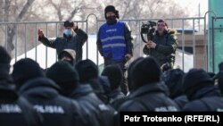 آرشیف، جریان ‌پوشش یک تجمع در قزاقستان